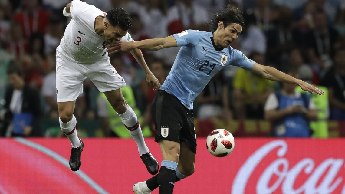 Szocsi, 2018. június 30.Az uruguay Edinson Cavani (j) és a portugál Pepe az oroszországi labdarúgó-világbajnokság nyolcaddöntőjének Uruguay  Portugália mérkőzésén a szocsi Fist Stadionban 2018. június 30-án. (MTI/AP/Themba Hadebe)