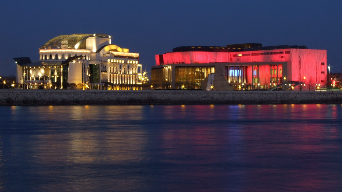 A Nemzeti Színház és a Művészetek Palotája (MŰPA) kora esti kivilágításban a Duna-parton. MTVA/Bizományosi: Jászai Csaba  *************************** Kedves Felhasználó!