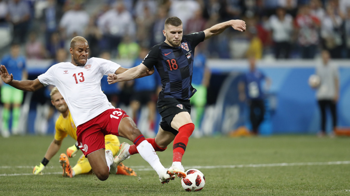 Nyizsnij Novgorod, 2018. július 1.A dán Mathias Jorgensen és a horvát Ante Rebic az oroszországi labdarúgó-világbajnokság nyolcaddöntőjének Horvátország  Dánia mérkőzésén Nyizsnij Novgorodban 2018. július 1-jén. (MTI/AP/Efrem Lukackij)