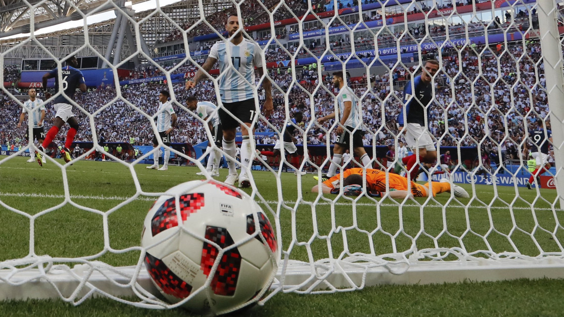 Kazany, 2018. június 30.Franco Armani argentin kapus, miután a francia Kylian Mbappé berúgta csapata harmadik gólját a Franciaország  Argentína mérkőzésen, az oroszországi labdarúgó-világbajnokság nyolcaddöntőjében Kazanyban 2018. június 30-án. (MTI/AP/Frank Augstein)