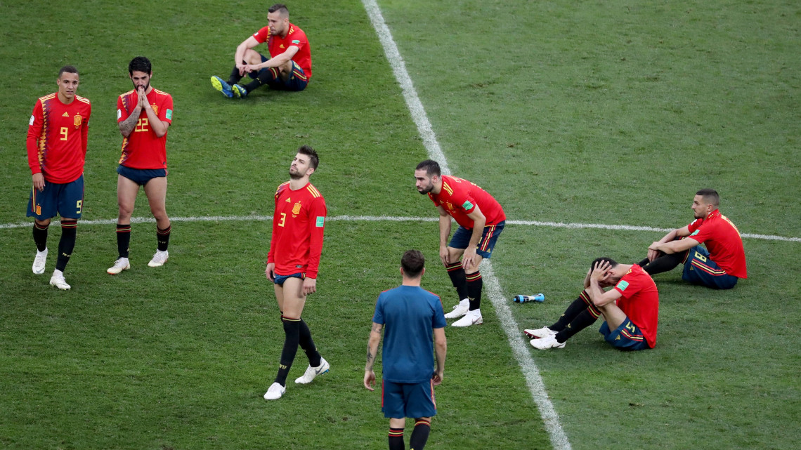 Moszkva, 2018. július 1.Spanyol játékosok, miután 4-3-ra kikaptak az oroszországi labdarúgó-világbajnokság nyolcaddöntőjének Spanyolország  Oroszország mérkőzésén, a hosszabbítás utáni büntetőpárbajban a moszkvai Luzsnyiki Stadionban 2018. július 1-jén. (MTI/EPA/Abedin Taherkenareh)