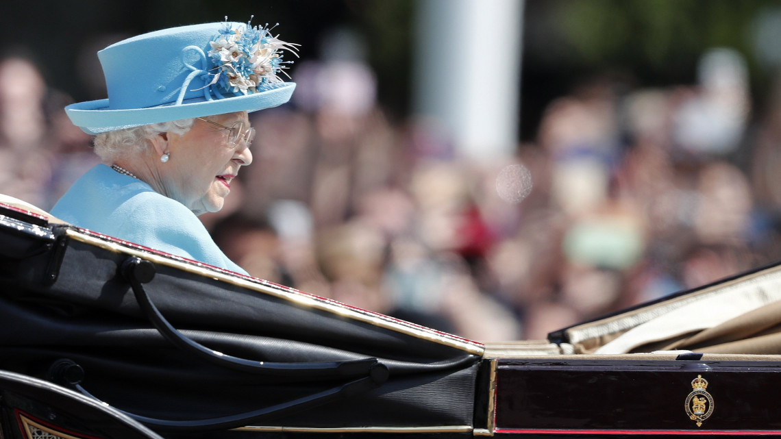 London, 2018. június 09.II. Erzsébet brit uralkodó hintóban érkezik a hivatalos születésnapja alkalmából Trooping the Colour néven rendezett hagyományos zászlós díszszemlére Londonban 2017. június 9-én. A tisztelgő katonai parádét 1748 óta mindig június második szombatján tartják. II. Erzsébet királynő, a nyugati világ legidősebb és leghosszabb ideje regnáló uralkodója, 1926. április 21-én született. (MTI/AP/Frank Augstein)