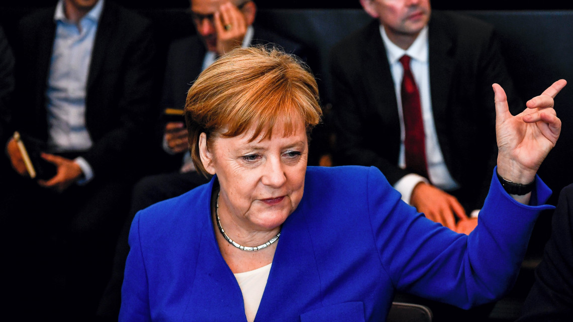 Berlin, 2018. július 2.Angela Merkel német kancellár, a Kereszténydemokrata Unió (CDU) elnöke a CDU és a bajor testvérpárt, a Keresztényszociális Unió (CSU) közös frakcióülésére érkezik a parlament berlini épületében, a Reichstagban 2018. július 2-án. A CDU és a CSU között vita van a bevándorlás kezelésének kérdésében. (MTI/EPA/Filip Singer)