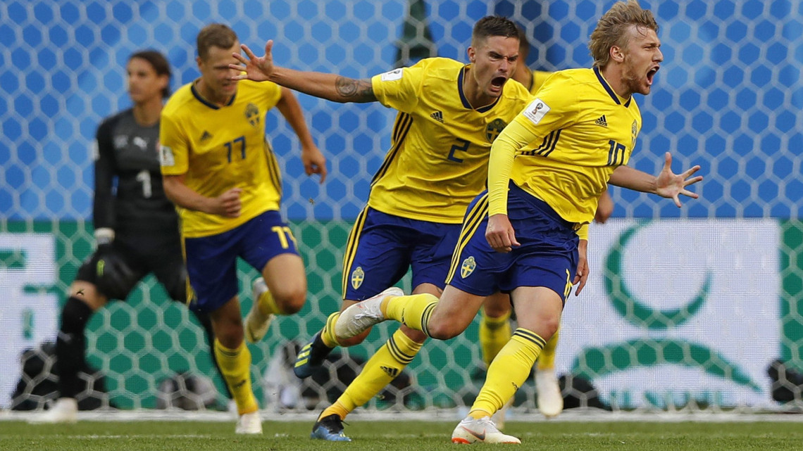 Szentpétervár, 2018. július 3.A gólszerző svéd Emil Forsberg (j) ünnepel a német Yann Sommer kapuja előtt a Svédország - Svájc mérkőzésen, az oroszországi labdarúgó-világbajnokság nyolcaddöntőjében Szentpéterváron 2018. július 3-án. (MTI/AP/Darko Bandic)