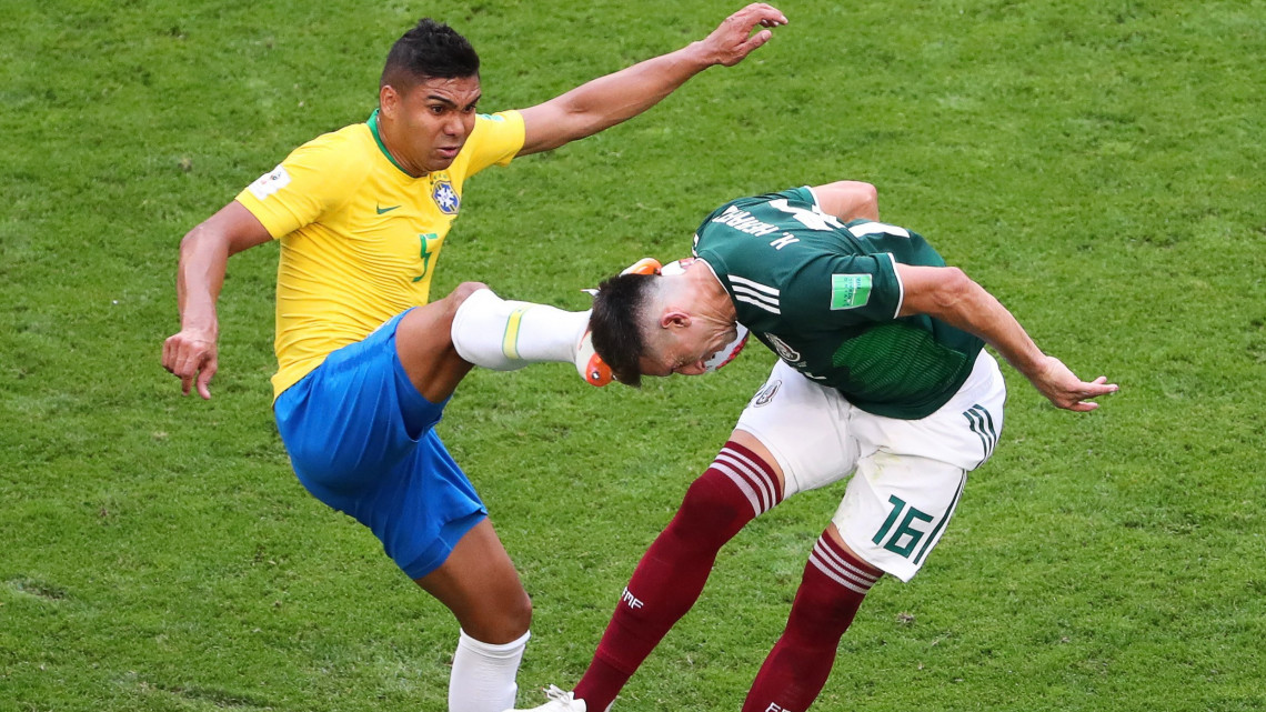 Szamara, 2018. július 2.A brazil Casemiro (b) és a mexikói Héctor Herrera az oroszországi labdarúgó-világbajnokság nyolcaddöntőjének Brazília  Mexikó mérkőzésén Szamarában 2018. július 2-án. (MTI/EPA/Taccjana Zenkovics)