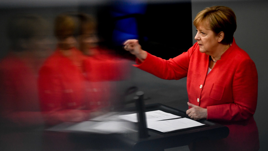 Berlin, 2018. júluius 4.Angela Merkel német kancellár felszólal a 2018-as szövetségi költségvetésnek a kancellári hivatal fejezetéről szóló vitájában a német parlamenti alsóház, a Bundestag ülésén Berlinben 2018. július 4-én. (MTI/EPA/Clemens Bilan)