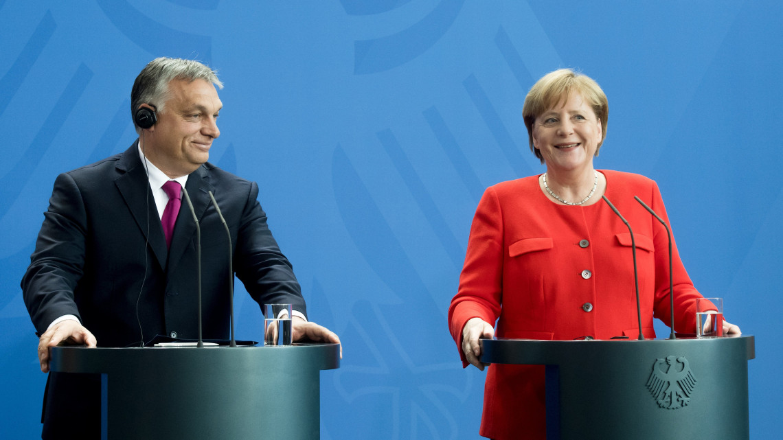 Orbán Viktor miniszterelnök és Angela Merkel német kancellár sajtótájékoztatót tart találkozójukat követően Berlinben 2018. július 5-én.
