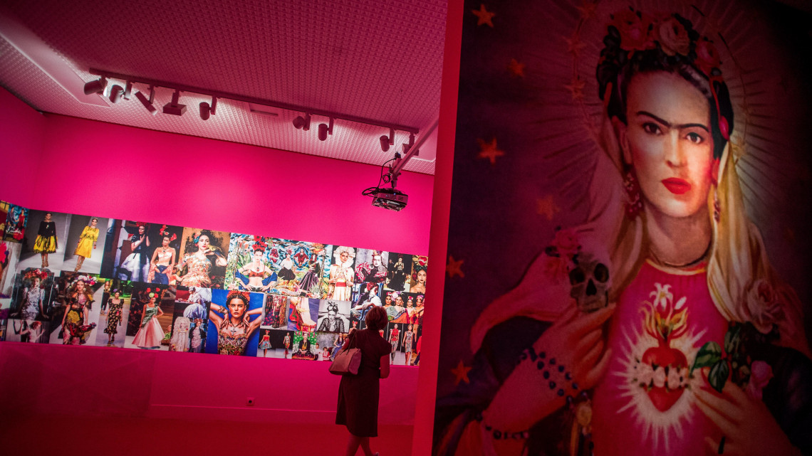 A Frida Kahlo műveiből rendezett, Remekművek a mexikóvárosi Museo Dolores Olmedóból című kiállítás a Magyar Nemzeti Galériában 2018. július 5-én, a sajtóbemutató napján. A tárlat július 7-től november 4-ig látható.