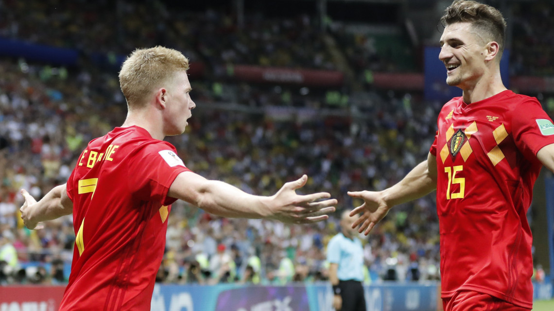 Kazany, 2018. július 6.A belga Kevin De Bruyne (b) a gólját ünnepli csapattársával, Adnan Januzajjal a Brazília - Belgium mérkőzésen, az oroszországi labdarúgó-világbajnokság negyeddöntőjében a Kazany Arénában 2018. július 6-án. (MTI/AP/Frank Augstein)