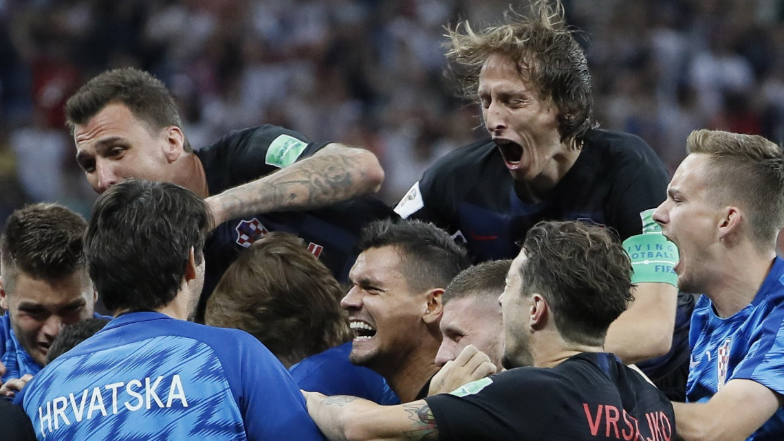 Nyizsnij Novgorod, 2018. július 1.A horvát Luka Modric (fent, j) és csapattársai, miután 11-esekkel 3-2-re győztek az oroszországi labdarúgó-világbajnokság nyolcaddöntőjének Horvátország  Dánia mérkőzésén, a hosszabbítás utáni büntetőpárbajban Nyizsnij Novgorodban 2018. július 1-jén. (MTI/EPA/Etienne Laurent)