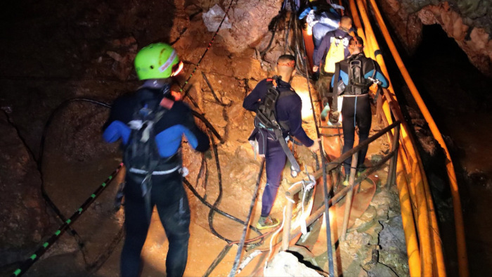 Már több gyereket kiszabadítottak a barlangból Thaiföldön