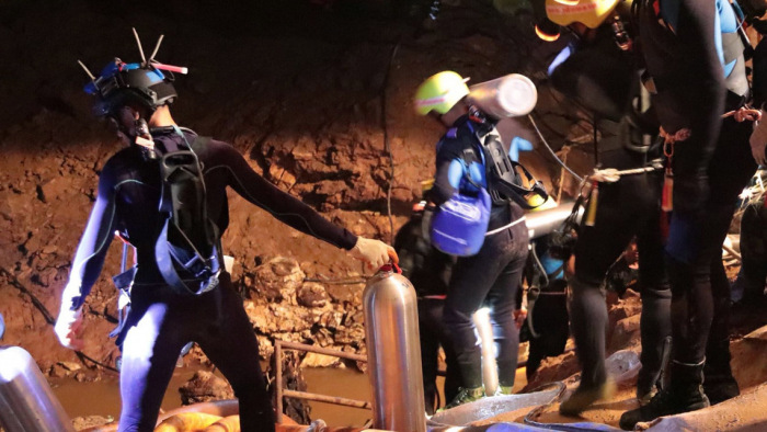 Négy gyereket kihoztak a thaiföldi barlangból