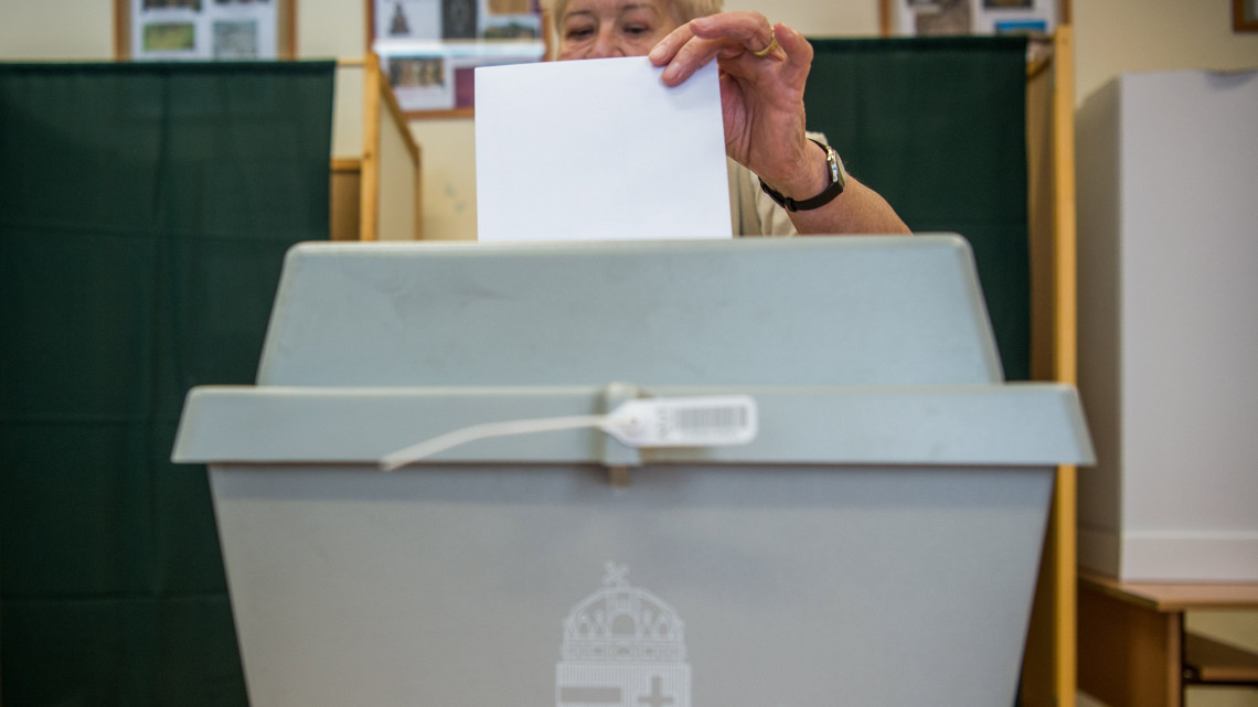 Szavazó a józsefvárosi időközi polgármester-választáson a BVHSZC Bókay János szakközépiskolájában 2018. július 8-án.