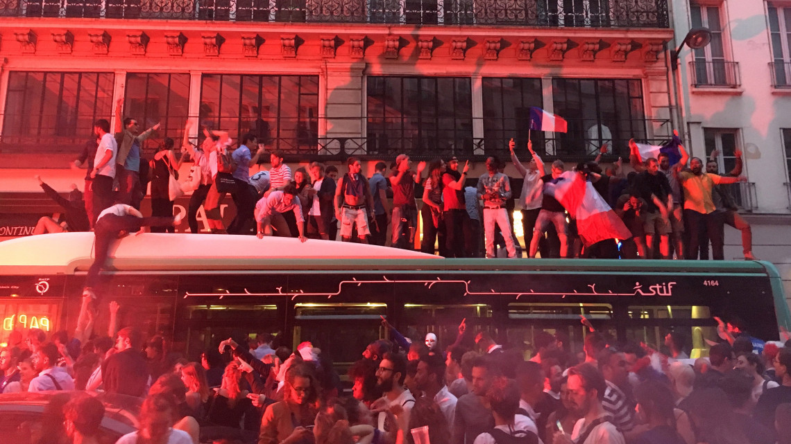 Párizs, 2018. július 11.Francia szurkolók ünnepelnek egy álló busz tetején Párizsban, miután csapatuk 1-0-ra győzött az oroszországi labdarúgó-világbajnokság elődöntőjében játszott Franciaország - Belgium mérkőzésen 2018. július 10-én. (MTI/EPA/Benjamin Legier)