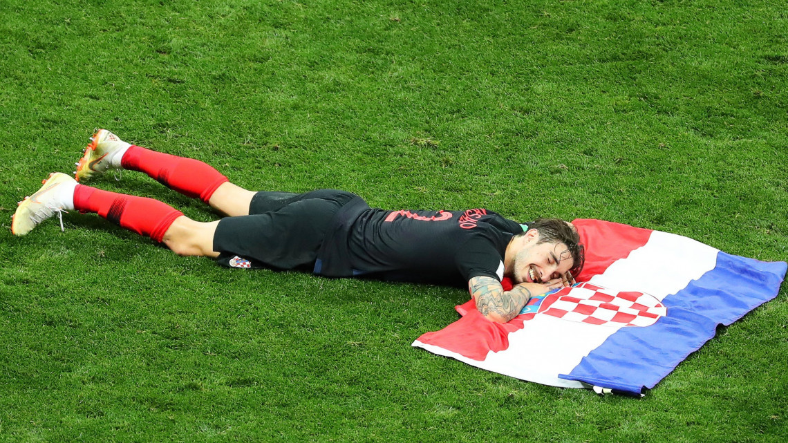 Moszkva, 2018. július 12.A horvát Sime Vrsaljko hazája zászlórára hajtja a fejét, miután csapata hosszabbítás után 2-1-re győzött az oroszországi labdarúgó-világbajnokság elődöntőjében játszott Horvátország - Anglia mérkőzésen a moszkvai Luzsnyiki Stadionban 2018. július 11-én. (MTI/EPA/Abedin Taherkenareh)