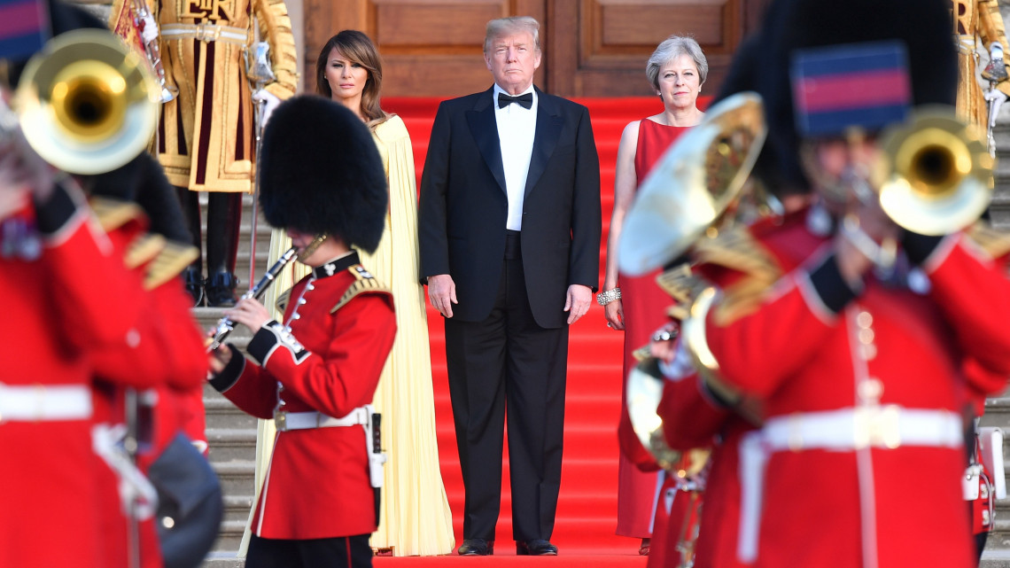 Blenheim, 2018. július 12.Theresa May brit miniszterelnök (j) fogadja Donald Trump amerikai elnököt (k) és feleségét, Melania Trumpot (b) a blenheimi kastélyban adott vacsora előtt, 2018. július 12-én. (MTI/EPA pool/Will Oliver)