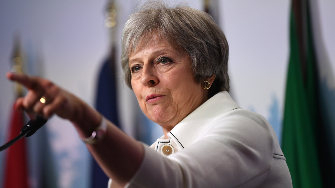Theresa May brit miniszterelnök sajtótájékoztatót tart a világ hét iparilag legfejlettebb államát tömörítő csoport, a G7 kanadai csúcstalálkozóján La Malbaie-ban 2018. június 9-én, a kétnapos tanácskozás második napján. (MTI/EPApool/Neil Hall)