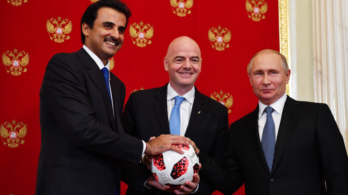 Moszkva, 2018. július 15.Vlagyimir Putyin orosz elnök (j), Gianni Infantino, a Nemzetközi Labdarúgó-szövetség, a FIFA elnöke, valamint Tamim bin Hamad al-Thani katari emír egy focilabdát fog a moszkvai Kremlben 2018. július 15-én, az oroszországi labdarúgó-világbajnokság Franciaország - Horvátország döntője napján. A 2020-as labdarúgó-világbajnokságot Katar rendezi.  (MTI/EPApool/Jurij Kadobnov)