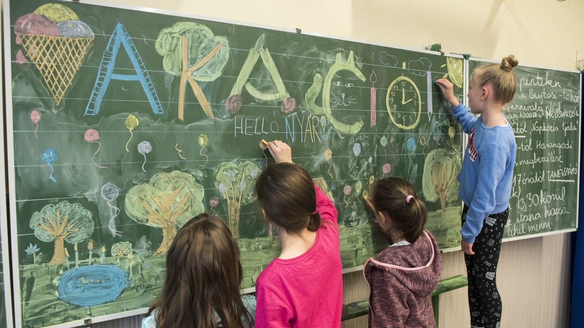 Diákok rajzolnak a táblára a nyíregyházi Zelk Zoltán Angol és Német Kéttannyelvű Iskolában a nyári szünet előtti utolsó tanítási napon, 2018. június 15-én. Ezen a napon véget ér a 2017/18-as tanév és megkezdődik a két és fél hónapos nyári vakáció.