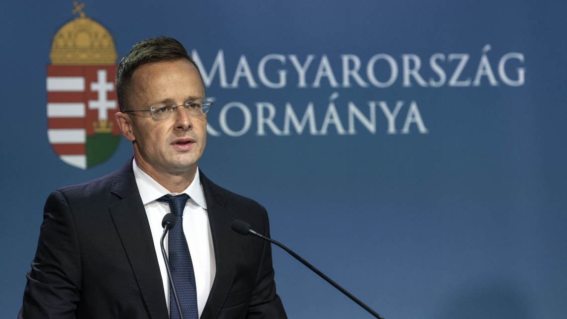 Szijjártó Péter külgazdasági és külügyminiszter a kormányülést követően sajtótájékoztatót tart a Miniszterelnöki Kabinetiroda épületében 2018. július 18-án. Magyarország kilép az ENSZ globális migrációs csomag elfogadási folyamatából - jelentette be a miniszter.