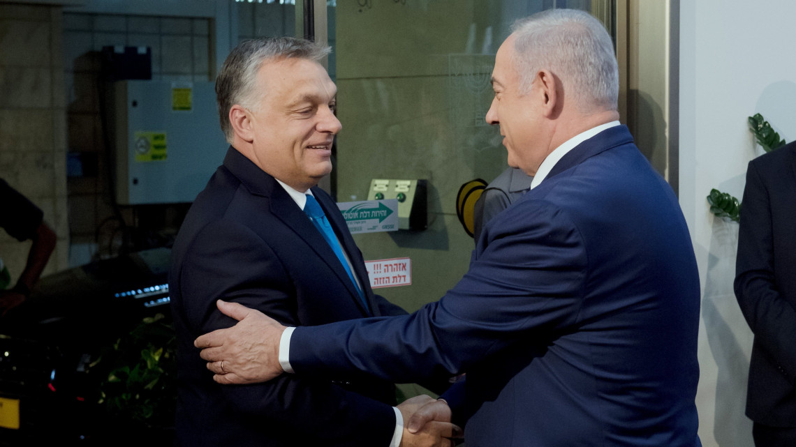 Benjámin Netanjahu izraeli miniszterelnök (j) fogadja Orbán Viktor miniszterelnököt Jeruzsálemben 2018. július 19-én.