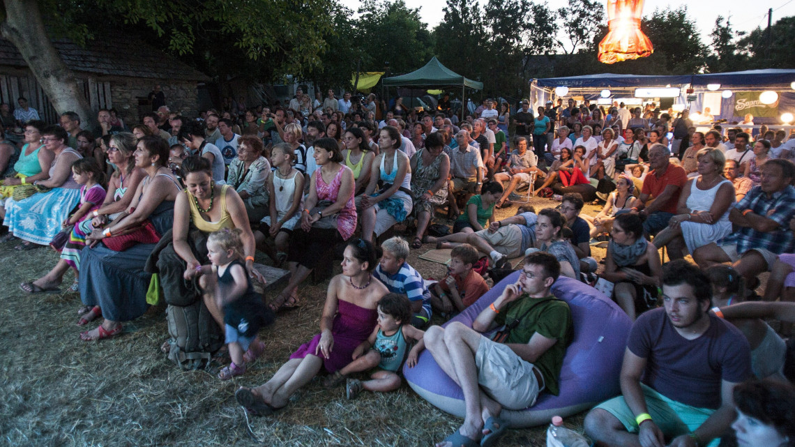 Közönség Palya Bea és Szokolay Dongó Balázs koncertjén a 23. Művészetek Völgye összművészeti fesztiválon Kapolcson 2013. július 27-én.