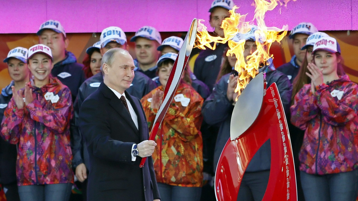 Moszkva, 2013. október 6.Vlagyimir Putyin orosz elnök kezében a 2014-es szocsi téli olimpia lángjával a Vörös téren, Moszkvában 2013. október 6-án. A 2014-es szocsi téli olimpiát február 7. és 23. között rendezik. (MTI/EPA/Jurij Kocsetkov)