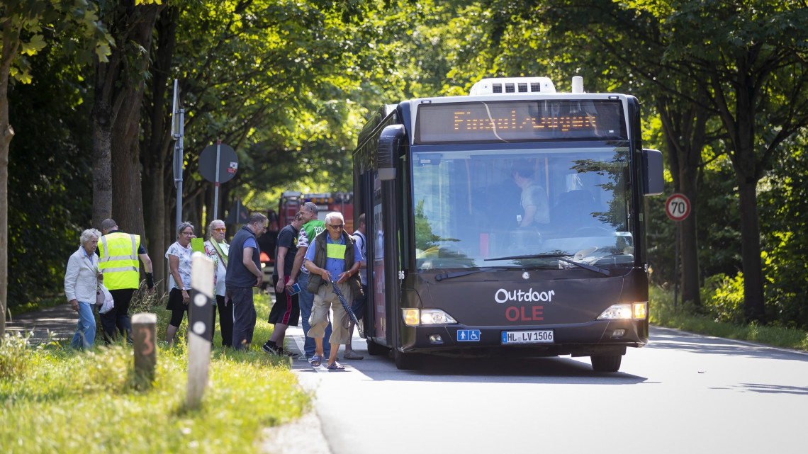 Lübeck, 2018. július 20.Helyettesítő buszra szállnak utasok Lübeckben 2018. július 20-án, miután egy férfi késsel egy távolsági busz utasaira támadt az észak-németországi városban. Többen megsebesültek, a támadót őrizetbe vették. (MTI/EPA/Felix König)