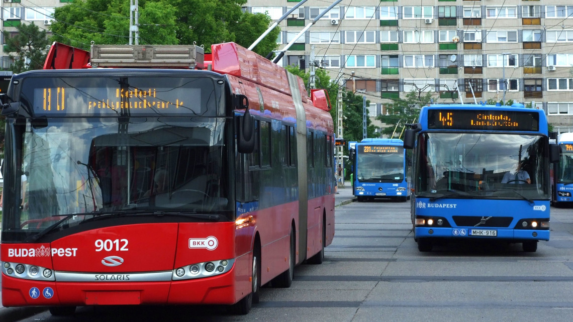 Elektromotoros meghajtású modern Solaris trolibusz és korszerű autóbuszok a főváros XIV. kerületében, az Örs vezér téri végállomásukon. Műholdas rendszerrel ellenőrzött menetrend szerint közlekednek a Budapesti Közlekedési Központ (BKK) vonalain, kényelmesebbé és kiszámíthatóvá téve a kozösségi közlekedést. MTVA/Bizományosi: Jászai Csaba  *************************** Kedves Felhasználó!