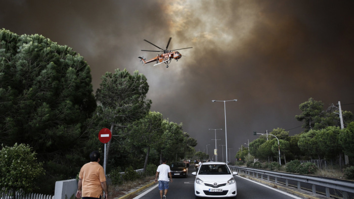 Óriási pusztítást végez a tűz Görögországban, sok halott