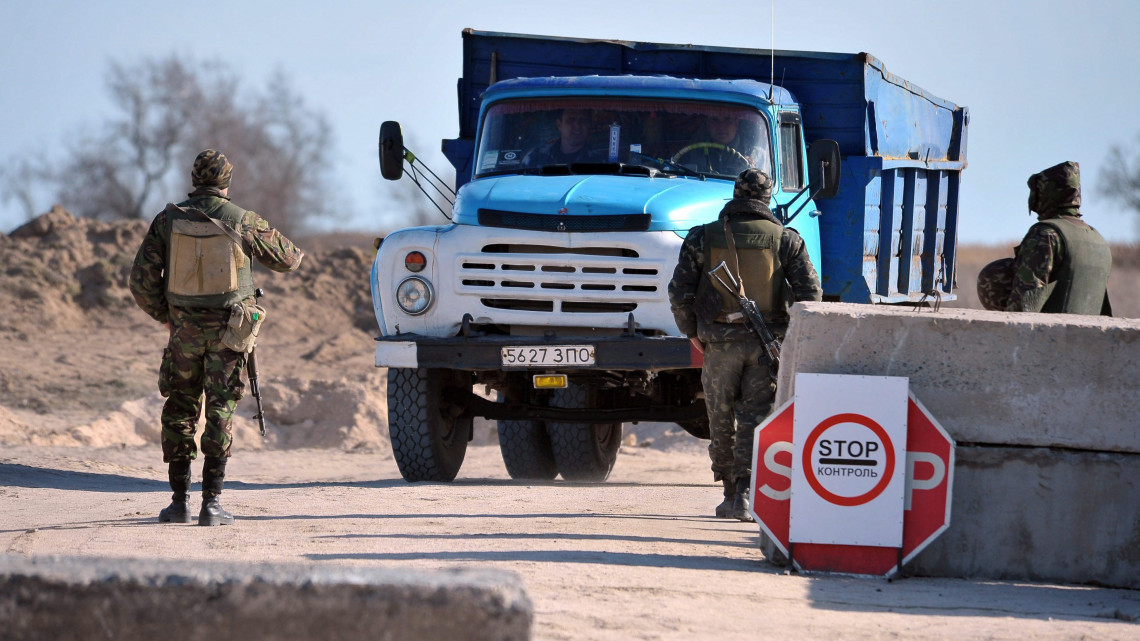 Sztrilkove, 2014. március 17.Ukrán katonák az Ukrajnához tartozó Krími Autonóm Köztársaság határában, a Herszon megyében lévő Sztrilkove településnél 2014. március 17-én, egy nappal az után, hogy a Krím félsziget helyi oroszbarát vezetése által kiírt népszavazáson a lakosok nagy többsége az Oroszországhoz való csatlakozás mellett foglalt állást. (MTI/EPA/Ivan Boberszkij)