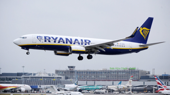 Több száz járatot, köztük budapestieket is törölt a Ryanair