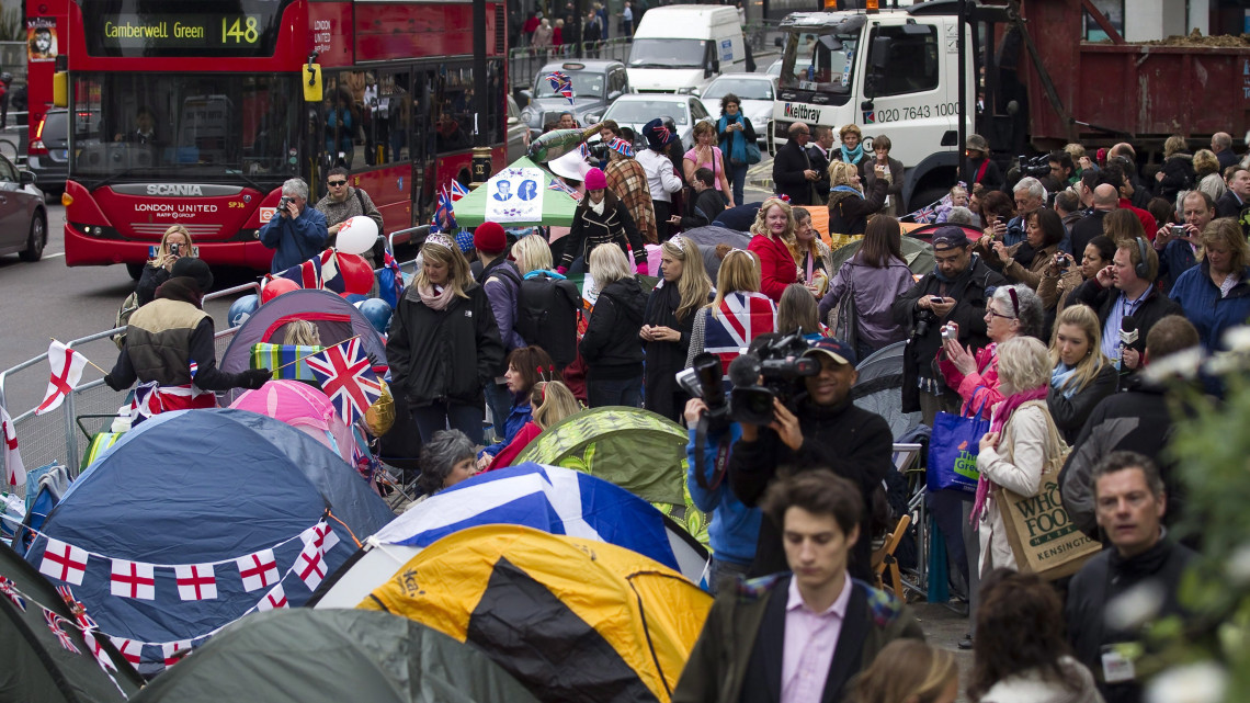 London, 2011. április 28.Táborozók sátrai a londoni Westminster apátság előtt. Vilmos herceg és Kate Middleton esküvőjét április 29-én tartják az apátsági templomban. A királyi esküvő útvonala mentén és az esküvő helyszínén letáboroztak a turisták és rajongók, hogy minél közelebbről nézhesség az előkelőségeket. (MTI/EPA/Ian Langsdon)