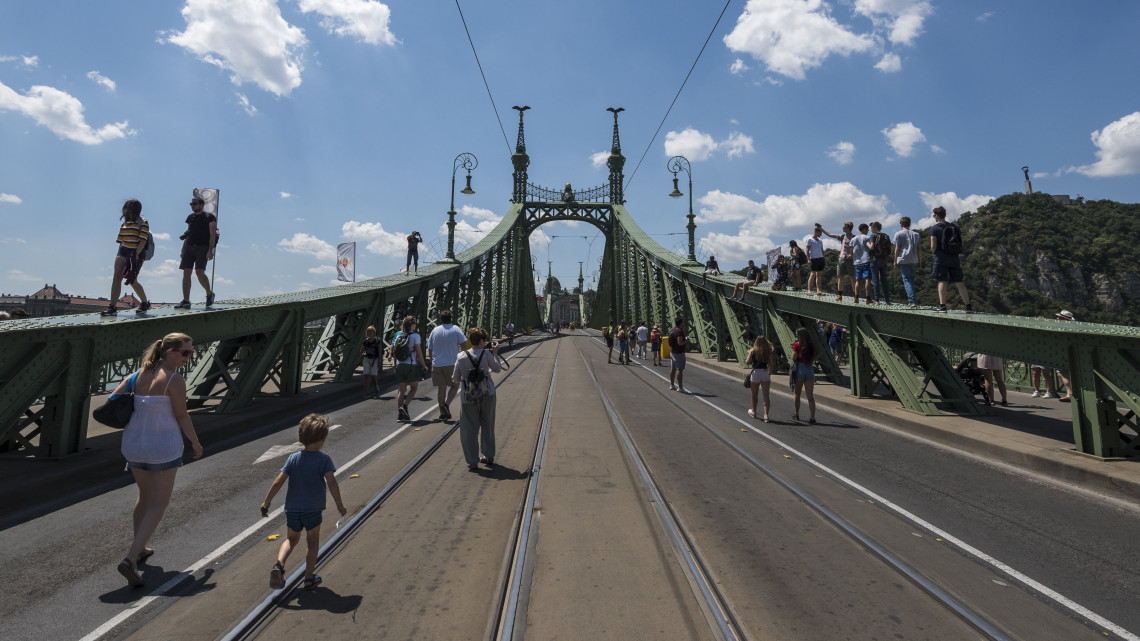 Gyalogosok a járműforgalom lezárt Szabadság hídon 2018. július 14-én. A hidat július 14-15-én, 21-22-én, 28-29-én és augusztus 4-5-én zárják le, ahol ezeken a napokon a kulturális programokat tartanak.