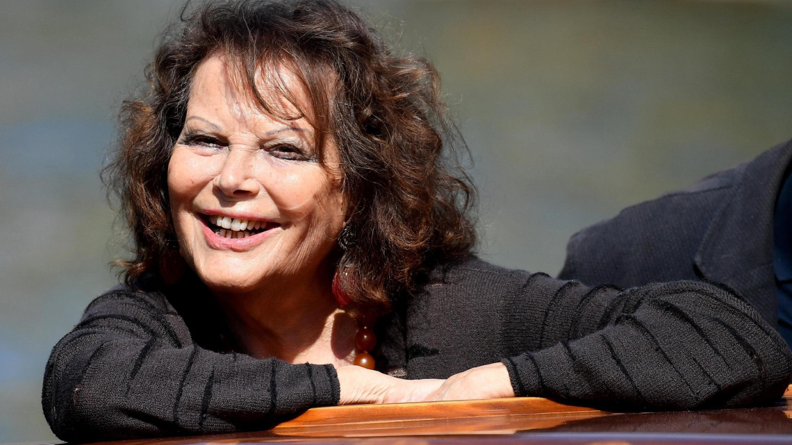 Velence, 2017. szeptember 5.Claudia Cardinale olasz színésznő motorcsónakban érkezik a velencei Lidóra a 74. Velencei Nemzetközi Filmfesztiválon 2017. szeptember 5-én. A filmes seregszemle szeptember 9-ig tart. (MTI/EPA/Ettore Ferrari)