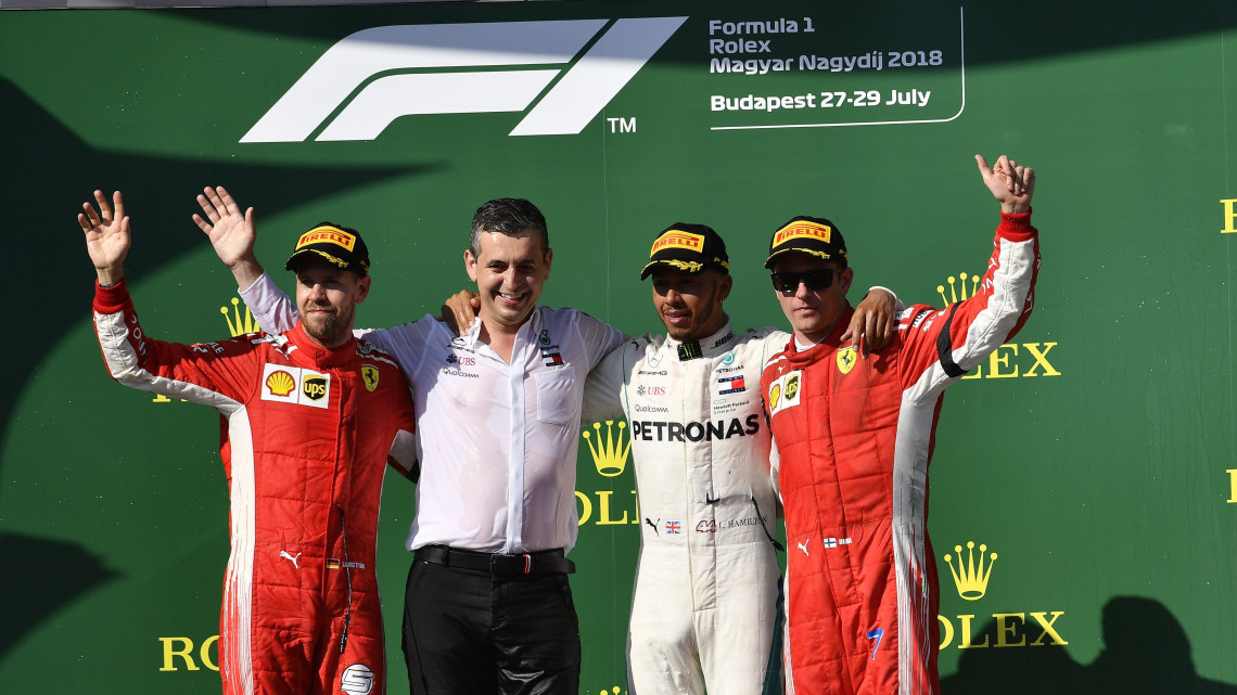 Az első helyezett Lewis Hamilton, a Mercedes brit versenyzője (j2), a második helyezett Sebastian Vettel, a Ferrari német versenyzője (b) és a harmadik Kimi Räikkönen, a Ferrari finn versenyzője (j) a Forma-1-es Magyar Nagydíj futama utáni eredményhirdetésen a mogyoródi Hungaroringen 2018. július 29-én.