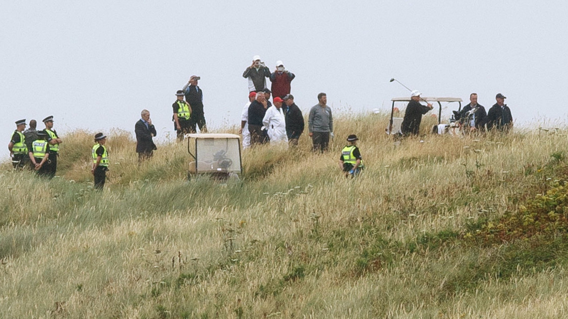 Turnberry, 2018. július 15.Donald Trump amerikai elnök (j3) golfozik a skóciai Turnberry golfklubjában 2018. július 15-én. Trump és neje, Melania Trump a hétvégét Turnberryben tölti. (MTI/EPA/Robert Perry)