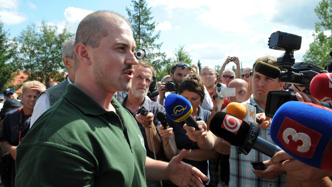 Szentmihályfalva (ariské Michažany), 2009. augusztus 9.Marián KOTLEBA, a sokak által szélsőjobboldalinak tekintett Szlovák Testvériség (Slovenská Pospolitost) polgári szövetség vezetője beszél a média képviselőihez egy tüntetésen a kelet-szlovákiai Szentmihályfalván 2009. augusztus 9-én, amikor az állítólagos roma terror ellen tiltakozik a sokak által szélsőjobboldalinak tekintett Szlovák Testvériség 200-250 szimpatizánsa. A hatósági engedély nélkül tartott demonstráción harminc személyt őrizetbe vett a rendőrség. A tömegoszlatás során hét személy sérült meg: öten rendőrök, ketten pedig olyan személyek, akikkel szemben kényszerítő eszközöket kellett bevetni. (MTI/TASR)