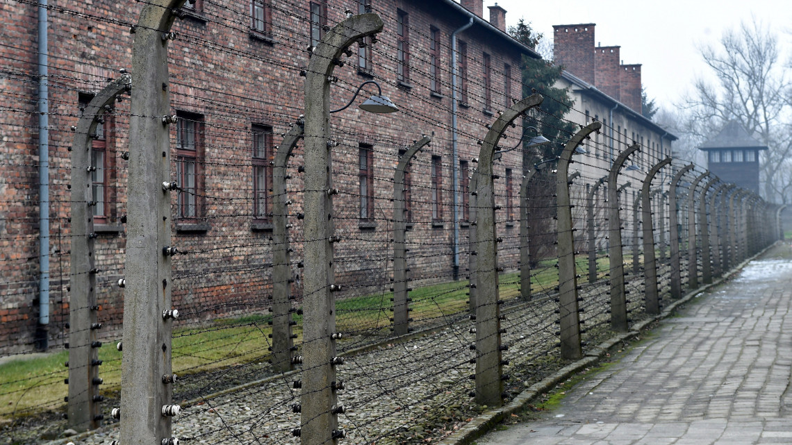 Oswiecim, 2018. január 27.Szögesdrótkerítés az egykori auschwitz-birkenaui náci koncentrációs tábor területén a lengyelországi Oswiecimben a holokauszt nemzetközi emléknapján, a haláltábor felszabadulásának 73. évfordulóján, 2018. január 27-én. (MTI/EPA/Jacek Bednarczyk)