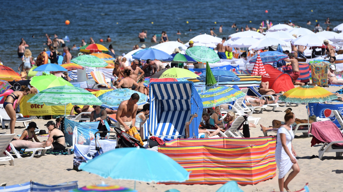 Miedzyzdroje, 2018. július 31.Strandolók sokasága a Balti-tenger partján, a lengyelországi Miedzyzdrojéban 2018. július 31-én. Ezekben a napokban a levegő nappali hőmérséklete eléri a 30 Celsius-fokot Lengyelországban. (MTI/EPA/Marcib Bielecki)