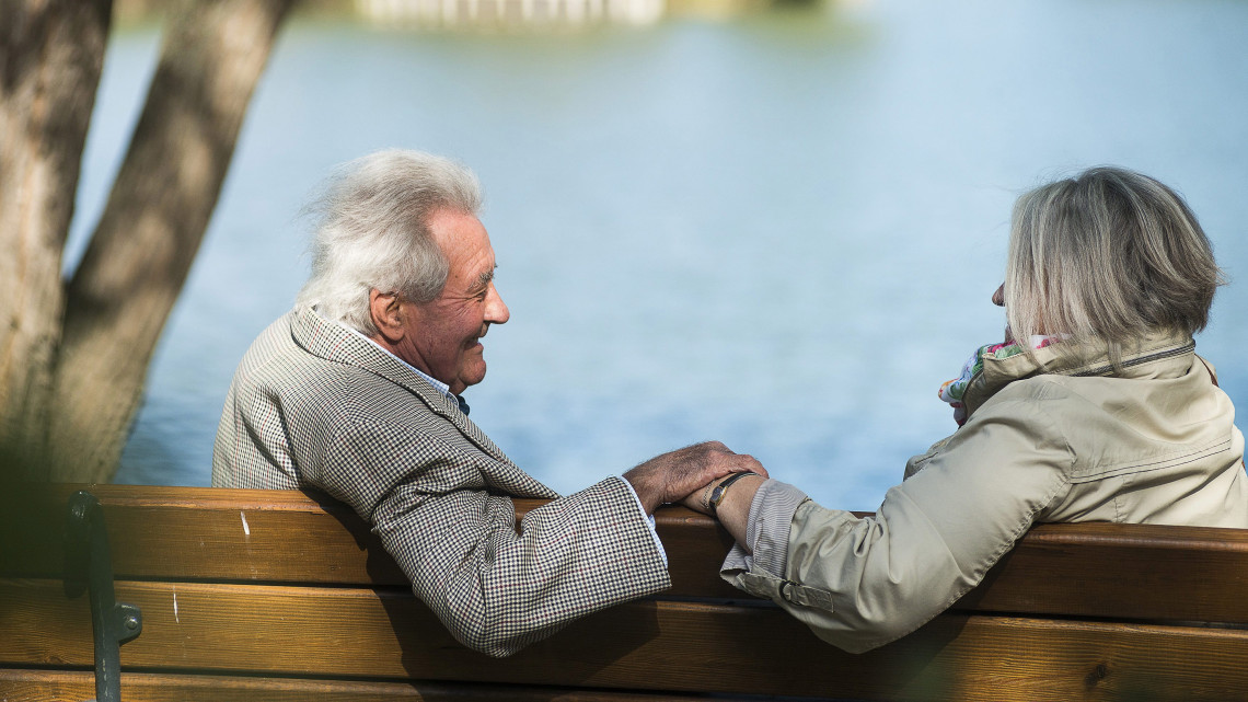 Idős házaspár beszélget Nyíregyháza-Sóstógyógyfürdőn 2015. október 1-jén. Az ENSZ-közgyűlés 1991-ben határozott az idősek világnapja megtartásáról. Az idősödés kora a 60. életévben kezdődik, az időskort 75 éves kortól szokás számítani. A világon több mint 600 millió 60 évnél idősebb ember él.