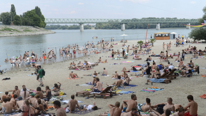 150 ezer forintra is büntethetik a Dunában fürdőzőket Budapesten