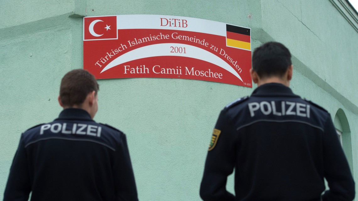 Drezda, 2016. szeptember 27.Német rendőrök állnak a Fatih Camii mecsetnél Drezdában 2016. szeptember 27-én, miután előző este házilag gyártott robbanószerkezet lépett működésbe a Török Iszlamista Vallási Intézmények Uniója (DITIB) által fenntartott imaház bejáratánál. Személyi sérülés nem történt, egyelőre senki nem jelentkezett a támadás elkövetőjeként. (MTI/EPA/Sebastian Kahnert)