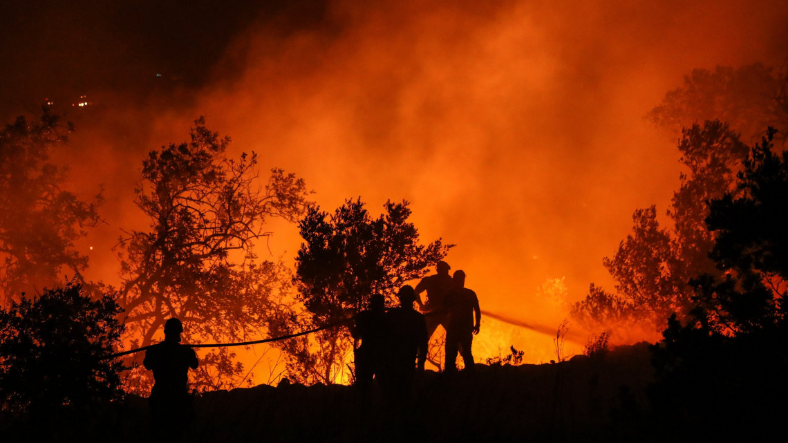 Corgos, 2018. augusztus 9.Tűzoltók dolgoznak a lángok megfékezésén a dél-portugáliai Corgos település közelében pusztító erdőtűz helyszínén 2018. augusztus 8-án. (MTI/EPA/Miguel A. Lopes)