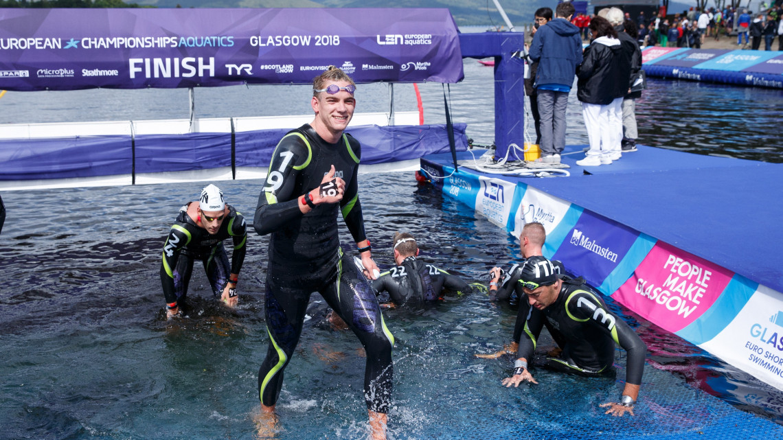 Balloch, 2018. augusztus 8.A nyíltvízi úszók 5 km-es számában győztes Rasovszky Kristóf (k) a glasgow-i úszó Európa-bajnokságon a Glasgow-tól mintegy 40 kilométerre, északkeletre fekvő Ballochnál 2018. augusztus 8-án. (MTI/EPA/Robert Perry)
