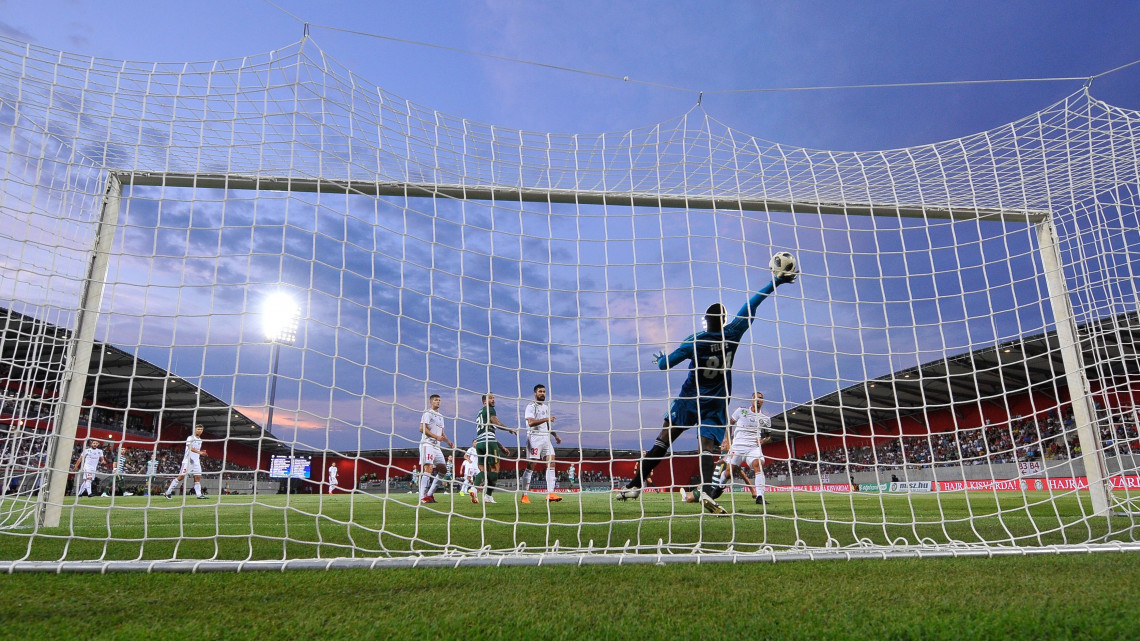 A kisvárdai kapus, Luiz Felipe Ventura hárít egy lövést a labdarúgó OTP Bank Liga 4. fordulójában játszott Kisvárda Master Good - Ferencvárosi TC mérkőzésen a kisvárdai Várkert Stadionban 2018. augusztus 11-én.