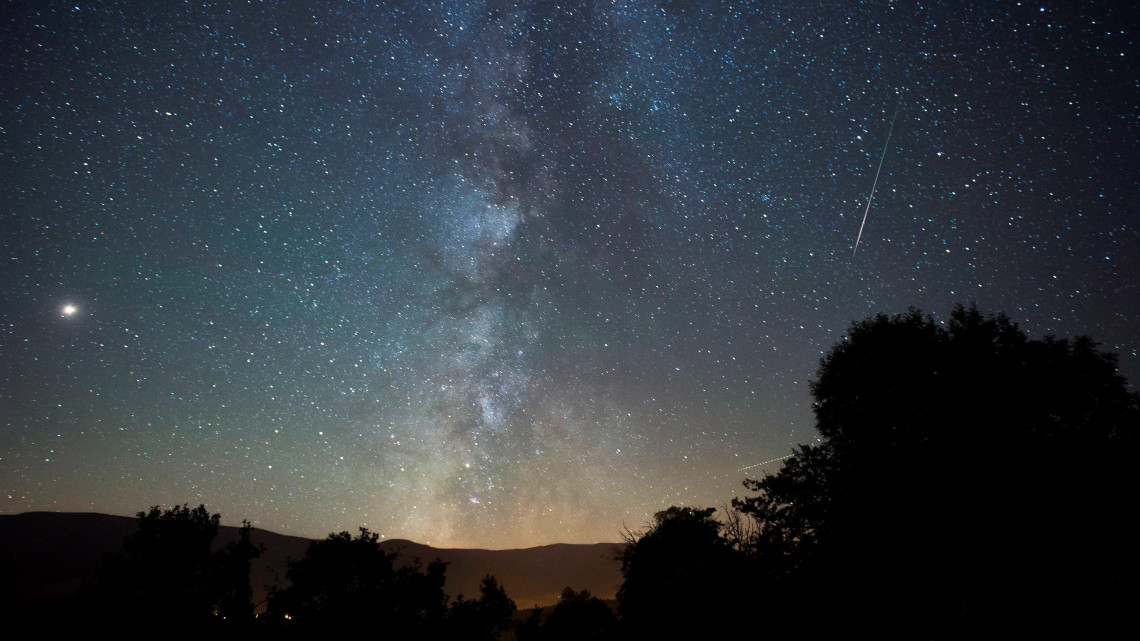 Proano, 2018. augusztus 12.A Perseidák meteorraj a Tejút közelében a spanyolországi Proanóból fotózva 2018. augusztus 12-én. A Perseidák az egyik legismertebb, sűrű csillaghullást előidéző meteorraj. A raj sok apró porszemcséből áll, amelyek a földi légkörben nagy sebességük következtében felhevülnek és elégnek. (MTI/EPA/Pedro Puente Hoyos)