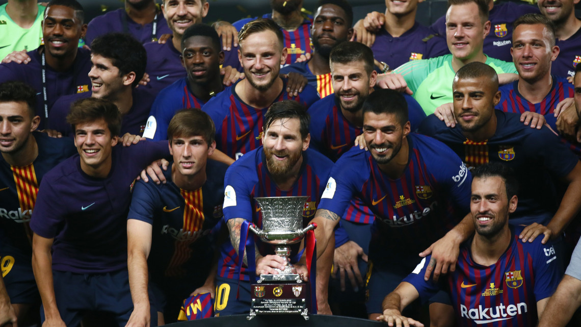 Tanger, 2018. augusztus 13.A Barcelona tagjai ünnepelnek a bajnoki trófeával a spanyol Szuperkupának a Barcelona - Sevilla mérkőzés végén a marokkói Tangerben 2018. augusztus 12-én. A Szuperkupáért zajló mérkőzést 2-1-re nyerte meg a Barcelona. (MTI/AP/Moszáb Elsami)