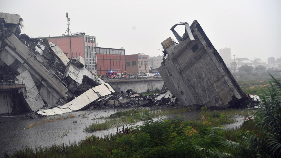 Genova, 2018. augusztus 14.Az A10-es autópálya leszakadt hídjának egy része Genova közelében 2018. augusztus 14-én. A balesetnek több tucat halottja van. (MTI/EPALuca Zennaro)