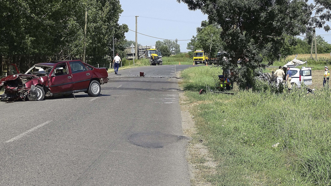 Rendőrök helyszínelnek Békés és Tarhos között, ahol egy ember meghalt, amikor két személygépkocsi összeütközött 2018. augusztus 14-én.